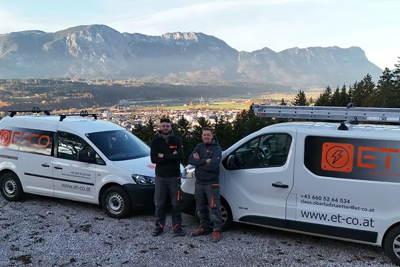 Das Team von ETCO - Elektrotechnik GmbH mit Firmenwagen