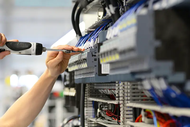 Montage eines Schaltschranks